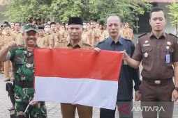 Pemkab Aceh Barat bagikan 1.000 bendera jelang HUT Kemerdekaan RI