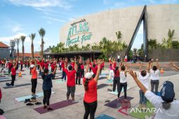 ATLAS Beach Fest ajak lansia untuk yoga tertawa
