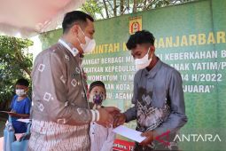 Pemkot Banjarbaru bagikan tali asih ratusan anak yatim