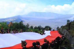 Jelang HUT RI, bendera merah putih raksasa dibentangkan di Seruni Point Bromo
