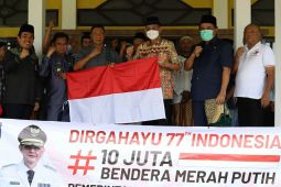 Penjabat Bupati Pringsewu bagikan bendera merah putih