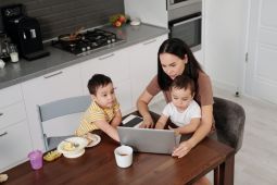 Orang tua perlu mengenal "digital parenting"