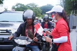 ASN Kalbar  bagikan bendera merah putih
