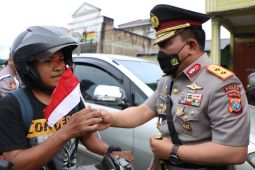 Polda Sumut  bagikan 30.000 bendera merah putih