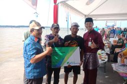 BPJS Ketenagakerjaan Jambi serahkan kartu kepesertaan kepada nelayan di Tanjungjabung Barat