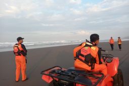 Basarnas bentuk tiga tim cari korban terseret ombak di Pantai Parangkusumo