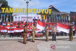 Ribuan Bendera Merah Putih dibagikan ke warga Sintang