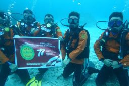 Basarnas kibarkan bendera merah putih bawah laut, meriahkan HUT ke-77 RI