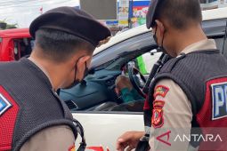Samapta Polres Sukabumi Kota bagikan bendera merah putih kepada pengendara