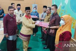 Pemkab Belitung bagikan ratusan bendera Merah Putih
