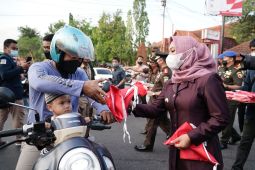 Pemkot Mojokerto bagikan ribuan bendera merah putih kepada warga
