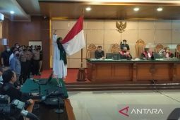 Usai divonis enam bulan, Bahar Smith cium bendera Merah Putih
