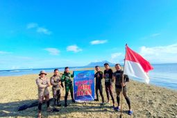 HUT ke-77 RI, komunitas penyelam Situbondo bentangkan spanduk "Stop Bom Ikan"
