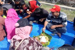 Warga Purwoasri Kediri sajikan 77 tumpeng peringati HUT Ke-77 RI