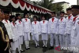 Tim Paskibara KJRI Kuching berdoa bersama sebelum gelar kegiatan