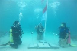 Danlantamal IX Ambon pimpin upacara HUT RI di bawah laut Pulau Saparua