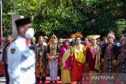 Kader PDIP Surabaya kenakan pakaian adat rayakan kemerdekaan RI