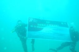 Lanal kibarkan bendera merah putih di bawah laut Pulau Tikus Bengkulu