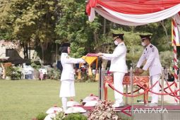 Upacara HUT ke-77 RI di HST, pembawa baki siswa MAN 2