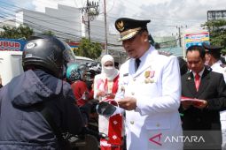 Wali Kota bagikan 5.000 bendera merah putih