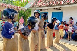 Helm lindungi pembalap karung lomba "Agustusan"