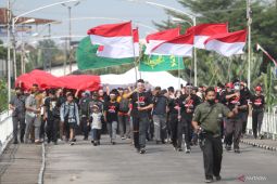 Mengarak bendera Merah Putih di Kediri