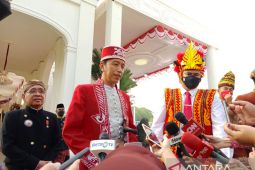 Presiden Joko Widodo kenakan baju adat Sulawesi Tenggara saat HUT ke-77 RI