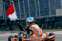 Rayakan HUT ke-77 RI, Pebalap cilik Abyan Aqila kibarkan bendera kendarai Gokart