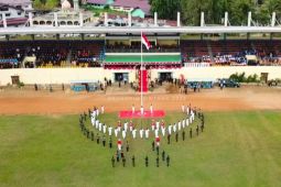 Paskibraka Sintang bentuk formasi burung garuda saat HUT ke-77 RI