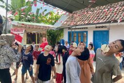 Lomba makan kerupuk HUT Kemerdekaan