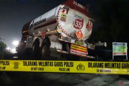 Truk tangki BBM hilang kendali tabrak pembatas jembatan