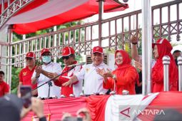Gubernur Haris bernyanyi dangdut meriahkan karnaval HUT RI
