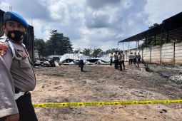 Propam Polda Jambi memeriksa pamen terkait kebakaran gudang minyak