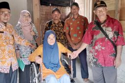 Dinsos Mukomuko bagikan 11 kursi roda kepada penyandang disabilitas