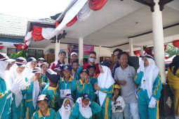 Rahman senang bisa berfoto dengan Wali Kota Pontianak