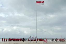 Warga KKB Malra peringati HUT RI sambil promosi pariwisata pasir putih Pantai Matwaer