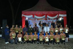 Bupati Samosir serahkan piagam dan uang pembinaan kepada anggota Paskibra