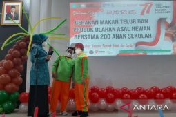 Ajakan  makan telur sasar 200 siswa SD di Pontianak