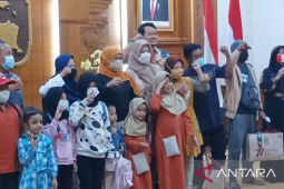Gubernur Khofifah terenyuh lihat warga khidmat ikuti upacara HUT RI di luar Grahadi