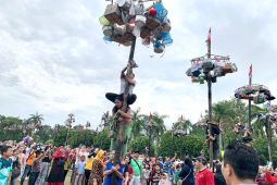 Warga berlomba taklukkan licinnya tiang panjat pinang HUT RI di Lapangan Kantor Gubernur