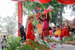 Walikota Pangkalpinang antusias bersamai ratusan peserta dan ribuan penonton karnaval HUT RI Ke-77