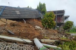 Akibat hujan deras pondasi masjid roboh