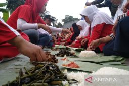 Rayakan HUT RI, warga Garut makan bersama sepanjang 877 meter