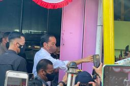 President  hands social aid at Pucang Anom Market