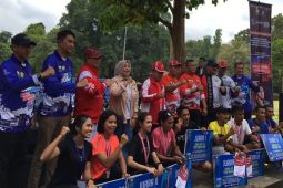 Gubernur Jambi berfoto dengan juara lari 10K Candi Muaro Jambi