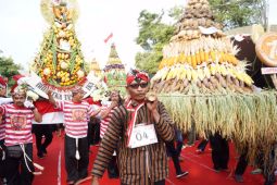 Meriahkan HUT Ke-77 RI, Pemkab Kediri gelar parade tumpeng hasil bumi