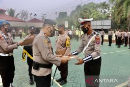 Kapolres Balangan beri penghargaan empat personel berprestasi