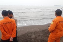 Tim SAR  cari korban tenggelam di muara Pertamina Tangerang