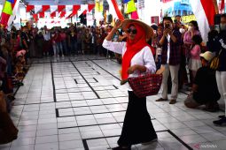 Peragaan Busana Pedagang Pasar di Madiun