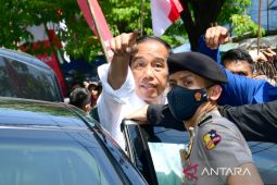 Presiden Joko Widodo bagikan bansos di Pasar Larangan Sidoarjo